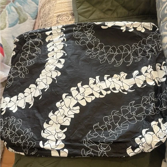 Aloha Collection Max Pouch in a Puakenikeni Print - Picture 1 of 2